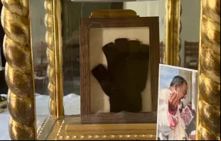 Luva de são Pio de Pietrelcina exposta na basílica da Penha no  Recife.