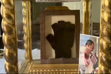 Luva de são Pio de Pietrelcina exposta na basílica da Penha no  Recife.