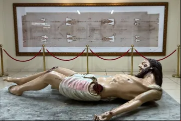 Réplica do Santo Sudário e imagem de Jesus