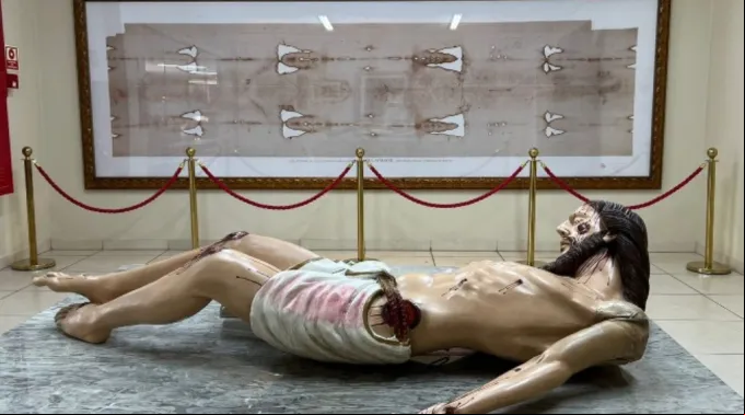 Réplica do Santo Sudário e imagem de Jesus