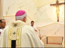 Dom José Luiz Majella abençoa a capela mortuária com os restos mortais do servo de Deus monsenhor Alderigi