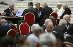 Papa Francisco lidera oração na congregação geral do Sínodo da Sinodalidade no Vaticano em 6 de outubro de 2023.