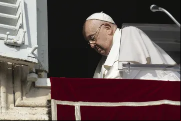 Papa Francisco na janela do Palácio Apostólico, no Vaticano, durante a oração do Ângelus de hoje (14).