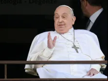 Papa Francisco saúda e abençoa fiéis antes de retornar ao Vaticano no último domingo (23).