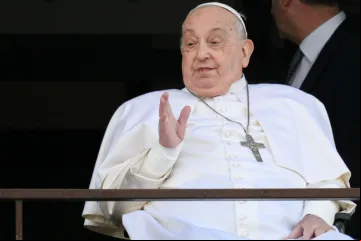 Papa Francisco saúda e abençoa fiéis antes de retornar ao Vaticano