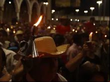 Romeiros com seus candeeiros na Romaria de Nossa Senhora das Candeias de 2024
