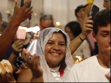 Romeira na procissão luminosa de Nossa Senhora das Candeias em Juazeiro do Norte (CE) no dia 2 de fevereiro de 2025.