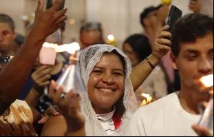 Romeira na procissão luminosa de Nossa Senhora das Candeias em Juazeiro do Norte (CE) no dia 2 de fevereiro de 2025.