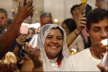 Romeira na procissão luminosa de Nossa Senhora das Candeias em Juazeiro do Norte (CE) no dia 2 de fevereiro de 2025.