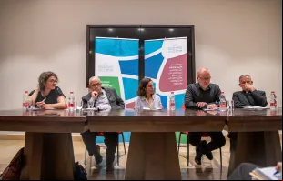 Hana Bendcowsky, diretora do Centro de Relações Judaico-Cristãs de Jerusalém do Rossing Center; Hussam Elias, diretor executivo do projeto; o padre jesuíta David Neuhaus; e Bernard Sabella, professor aposentado de sociologia.