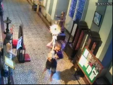 O morador de rua quebrou o vidro de proteção do ostensório e o levou.