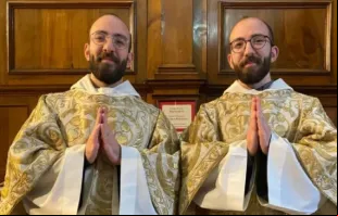 Johnny e George Jallof, gêmeos franciscanos ordenados sacerdotes em Aleppo, Síria, em 6 de julho de 2024.