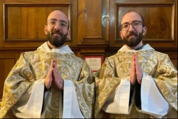 Johnny e George Jallof, gêmeos franciscanos ordenados sacerdotes em Aleppo, Síria, em 6 de julho de 2024.