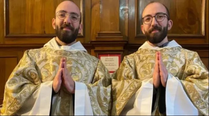 Johnny e George Jallof, gêmeos franciscanos ordenados sacerdotes em Aleppo, Síria, em 6 de julho de 2024. ?? 