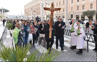 Voluntários templários ajudam peregrinos que chegam a Roma no Jubileu 2025.