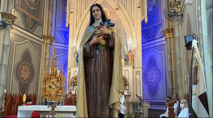 Imagem de santa Teresinha do santuário de Taubaté