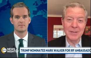 Sam Brownback, ex-embaixador geral dos EUA para a Liberdade Religiosa Internacional, fala com o âncora do programa EWTN News Nightly, Mark Irons na última sexta-feira (11).