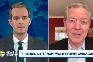 Sam Brownback fala com Mark Irons