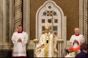 O papa Leão XIV senta-se na cátedra de Roma e toma posse da basílica de São João de Latrão, catedral da cidade