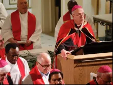 O bispo de El Paso, EUA, dom Mark Seitz, discursa em comício para imigrantes e refugiados na diocese de El Paso, Texas, na última segunda-feira (24).