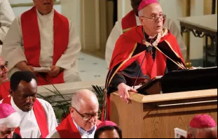 O bispo de El Paso, EUA, dom Mark Seitz, discursa em comício para imigrantes e refugiados na diocese de El Paso, Texas, na última segunda-feira (24).