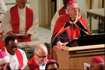 Dom Mark Seitz discursa em comício para imigrantes e refugiados na diocese de El Paso