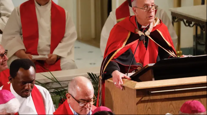 Dom Mark Seitz discursa em comício para imigrantes e refugiados na diocese de El Paso ?? 