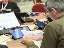 Delegado participa de mesas redondas no Sínodo da Sinodalidade em 10 de outubro de 2023.
