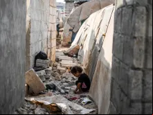 Criança em meio aos destroços de Idlib, na Síria