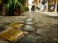 Placas com nomes e períodos de vida de vítimas de perseguição nazista em Roma, Itália.
