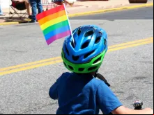 Criança em paradas do orgulho LGBTQIA+ (imagem ilustrativa)