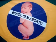Bandeira usada no protesto contra o aborto na Avenida Paulista em 12 de outubro de 2023