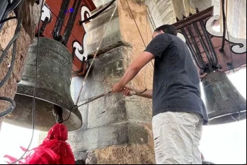 Sineiro tocando o sino em uma igreja de São João del-Rei