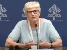 Irmã María de los Dolores Palencia Gómez, superiora geral da congregação de São José de Lyon, fala aos jornalistas durante uma coletiva de imprensa para o Sínodo sobre Sinodalidade no Vaticano em 14 de outubro de 2023.