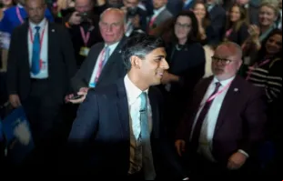 O primeiro-ministro britânico Rishi Sunak após seu discurso durante o último dia da conferência do Partido Conservador na quarta (4), em Manchester, Inglaterra.