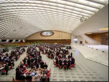 Delegados do Sínodo da Sinodalidade em mesas de discussão na Sala Paulo VI, no Vaticano, em outubro de 2023.