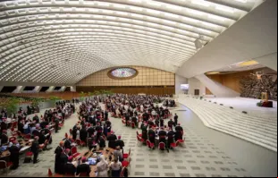 Delegados do Sínodo da Sinodalidade em mesas de discussão na Sala Paulo VI, no Vaticano, em outubro de 2023.