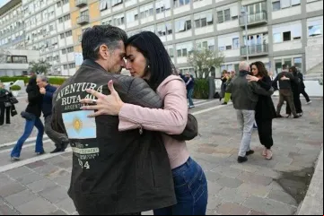 Daiana Guspero e Massimiliano Varrese dançam tango em frente ao Hospital Gemelli