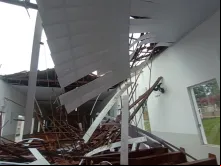 Telhado que desabou na igreja de Sant'Ana e São Joaquim