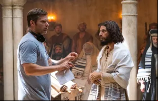 O diretor Dallas Jenkins e o ator Jonathan Roumie, intérprete de Jesus, conversam em gravação de cena de The Chosen.