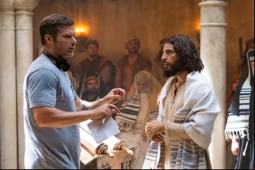 O diretor Dallas Jenkins e o ator Jonathan Roumie, intérprete de Jesus, conversam em gravação de cena de The Chosen.