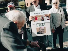 O ex-cardeal Theodore McCarrick chega ao Tribunal Distrital de Dedham, Massachusetts, EUA, para sua acusação, em 3 de setembro de 2021.