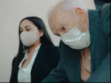 Theodore McCarrick chega ao Tribunal Distrital de Dedham, em Massachusetts, para sua acusação, em 3 de setembro de 2021.
