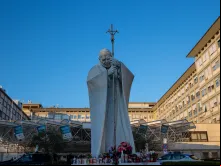 Estátua do papa são João Paulo II em frente ao Hospital Gemelli, em Roma, onde o papa Francisco está internado.
