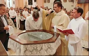 Batismo de Luiz Mar Junior na Vigília Pascal do Santuário Diocesano Nossa Senhora de Lourdes, em Curitiba (PR).