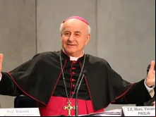 Dom Vincenzo Paglia na Sala de Imprensa da Santa Sé, no Vaticano, em 4 de fevereiro de 2015.