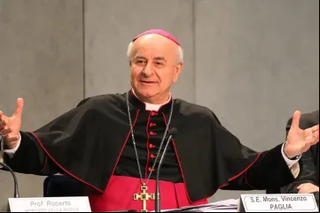Dom Vincenzo Paglia na Sala de Imprensa da Santa Sé, no Vaticano, em 4 de fevereiro de 2015