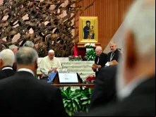 Papa Francisco com participantes do Sínodo da Sinodalidade no Vaticano na última sexta (6).