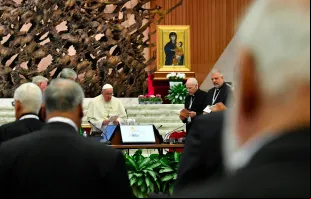 Papa Francisco com participantes do Sínodo da Sinodalidade no Vaticano na última sexta (6).