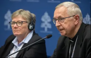 Catherine Clifford, professora da Universidade St. Paul em Ottawa, Canadá, e o arcebispo Stanisław Gadecki da Polônia no Sínodo da Sinodalidade em 26 de outubro de 2023, coletiva de imprensa.